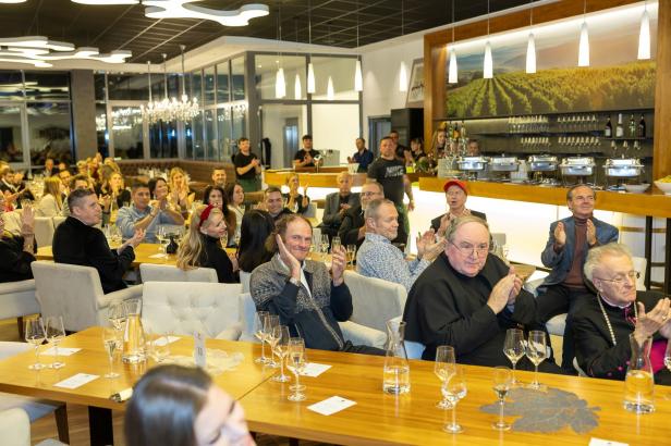 Weintaufe mit Herz: Österreichs größtes Weingut feiert für den guten Zweck