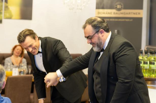 Weintaufe mit Herz: Österreichs größtes Weingut feiert für den guten Zweck