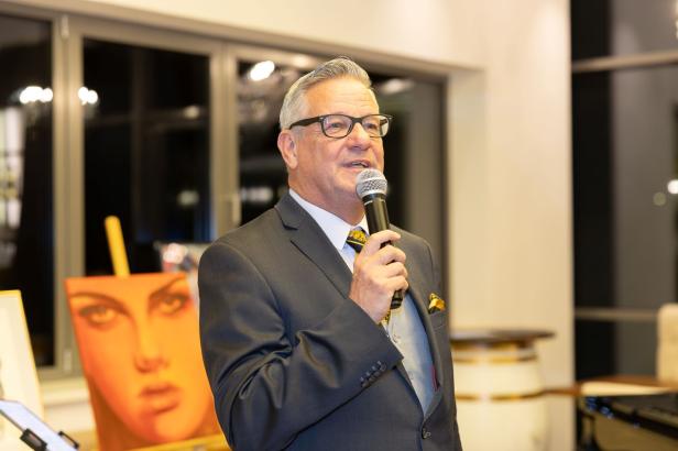 Weintaufe mit Herz: Österreichs größtes Weingut feiert für den guten Zweck