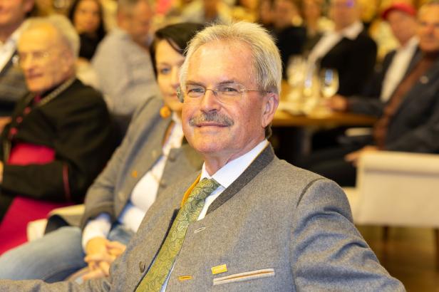 Weintaufe mit Herz: Österreichs größtes Weingut feiert für den guten Zweck