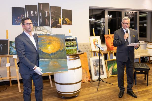 Weintaufe mit Herz: Österreichs größtes Weingut feiert für den guten Zweck