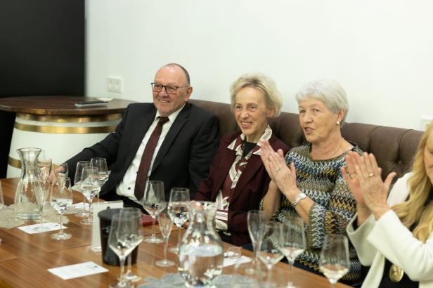 Weintaufe mit Herz: Österreichs größtes Weingut feiert für den guten Zweck
