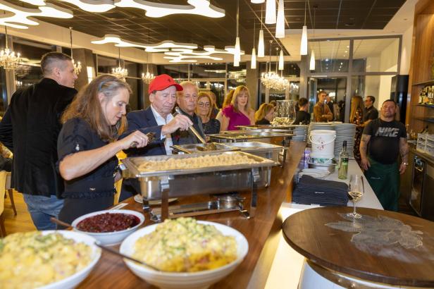 Weintaufe mit Herz: Österreichs größtes Weingut feiert für den guten Zweck