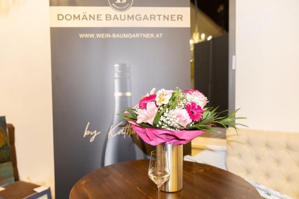 Weintaufe mit Herz: Österreichs größtes Weingut feiert für den guten Zweck