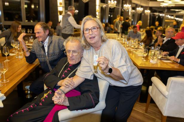 Weintaufe mit Herz: Österreichs größtes Weingut feiert für den guten Zweck