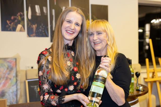 Weintaufe mit Herz: Österreichs größtes Weingut feiert für den guten Zweck