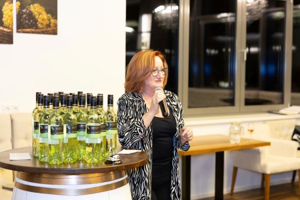 Weintaufe mit Herz: Österreichs größtes Weingut feiert für den guten Zweck