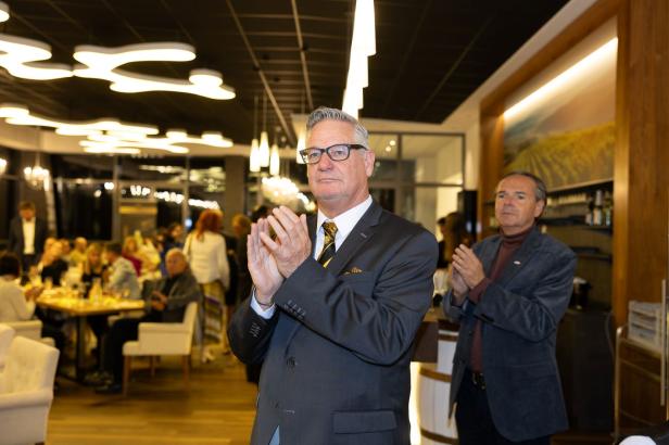 Weintaufe mit Herz: Österreichs größtes Weingut feiert für den guten Zweck