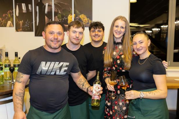 Weintaufe mit Herz: Österreichs größtes Weingut feiert für den guten Zweck