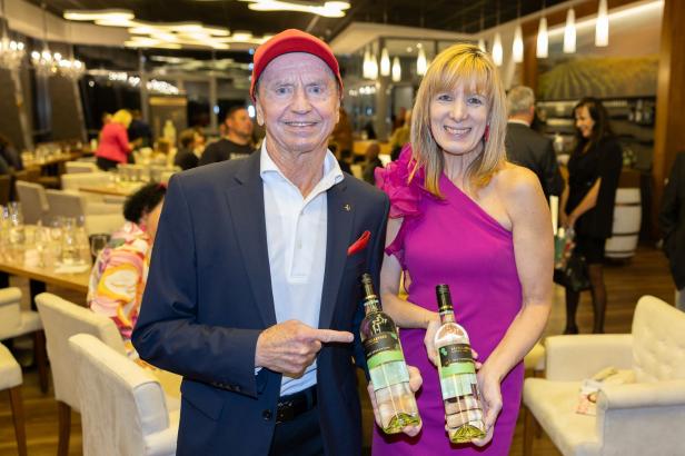 Weintaufe mit Herz: Österreichs größtes Weingut feiert für den guten Zweck