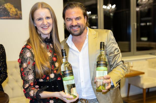 Weintaufe mit Herz: Österreichs größtes Weingut feiert für den guten Zweck