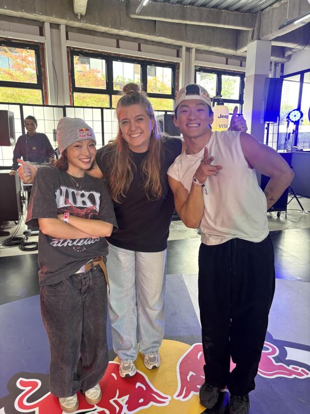 KURIER-Redakteurin Karoline Krause-Sandner mit den Olympiasiegern Ami Yuasa und Philip Kim