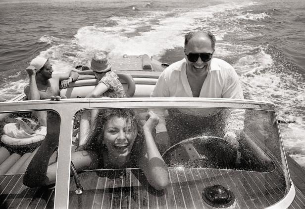 Loren und ihr Mann fahren im Motorboot mit Freunden. Sie lachen und freuen sich.