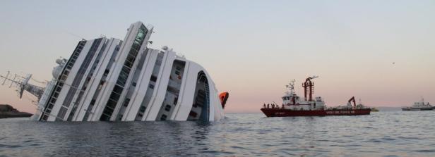Das havarierte Kreuzfahrtschiff Costa Concordia liegt im Wasser.