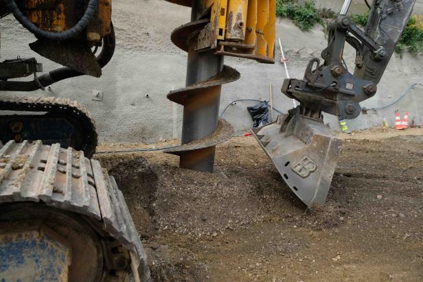 Gearbeitet wird mit schwerem Gerät