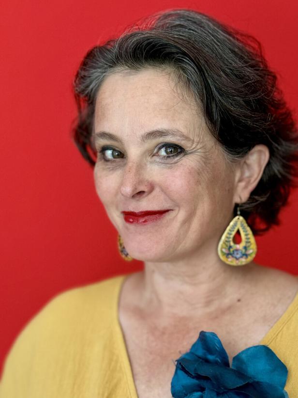 Frau schaut in die Kamera