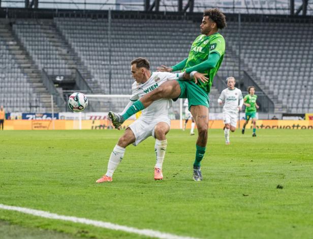 Wacker-Abwehrchef Lawrence hatte die Rapidler im Griff