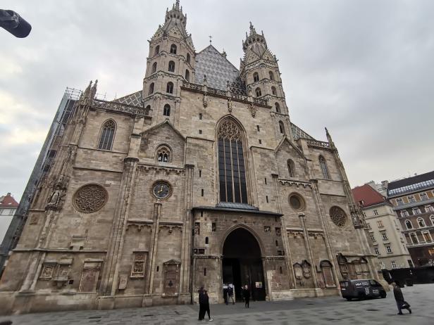 Der Stephansdom mit dem mobilen Beichtstuhl. 