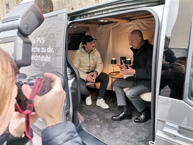 Valentin Bontus und Toni Faber im mobilen Beichtstuhl. 