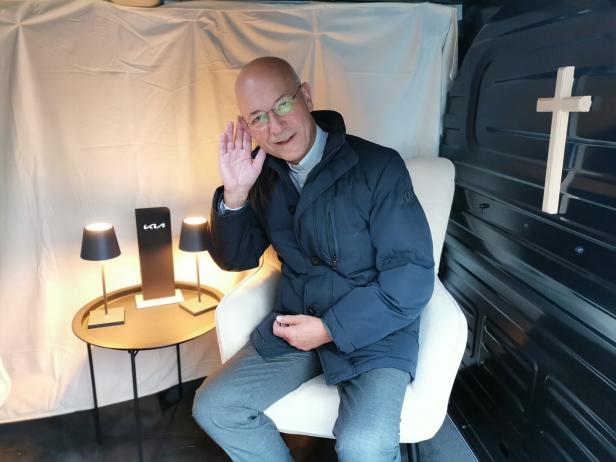 Toni Faber hört zu. 