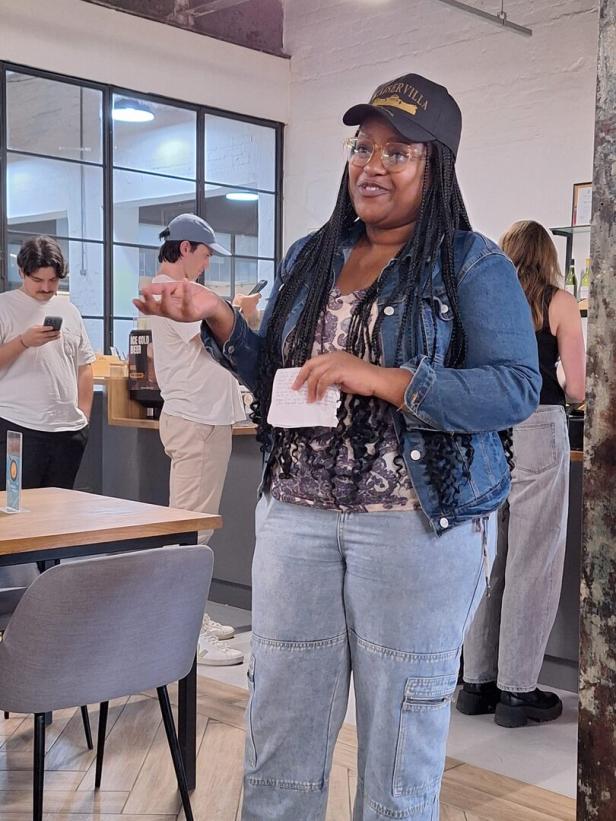 Mädchen mit Kappe und Jeansjacke hält eine Rede