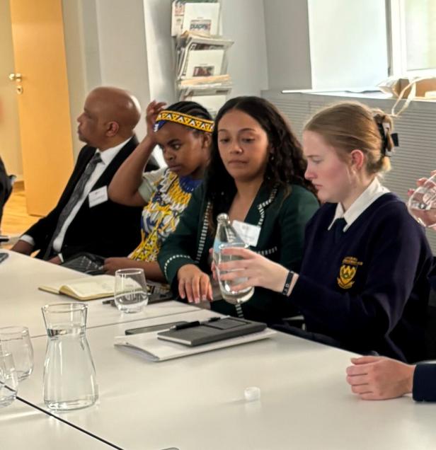 Vier Personen sitzen an einem Tisch