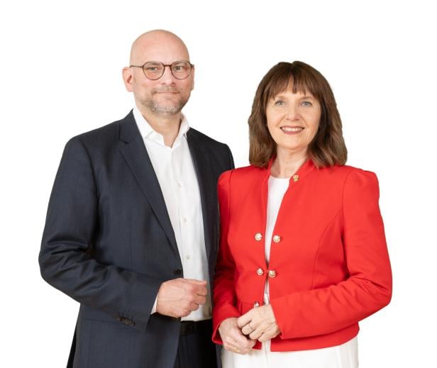 Ein Mann und eine Frau stehen nebeneinander