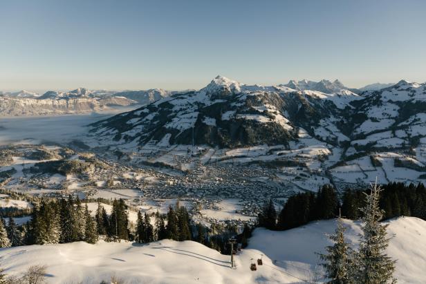Verschneite Panoramaaussicht über Kitzbühel und die Hahnenkammbahn.