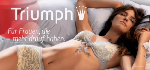 Triumph-Kampagne Pölleritzer/Supreme Temptation Eine Frau liegt in Unterwäsche der Marke Triumph auf einem Kissen.