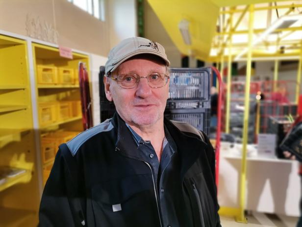 Jakob Heilig in einer Lebensmittelausgabestelle der Caritas.