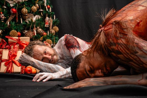 Franz Josef Baur und Cesar Sampson als Gänse