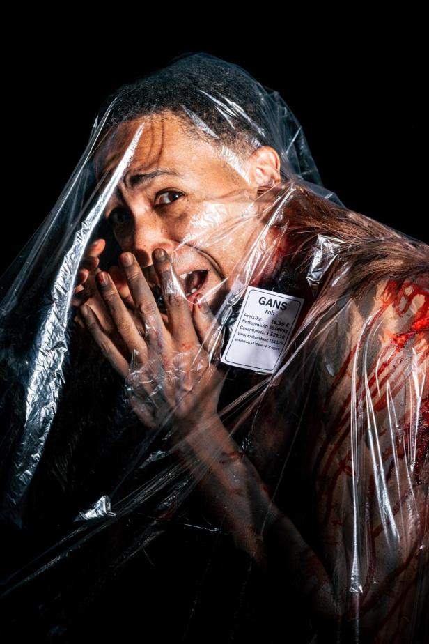 Cesar Sampson in Plastikfolie