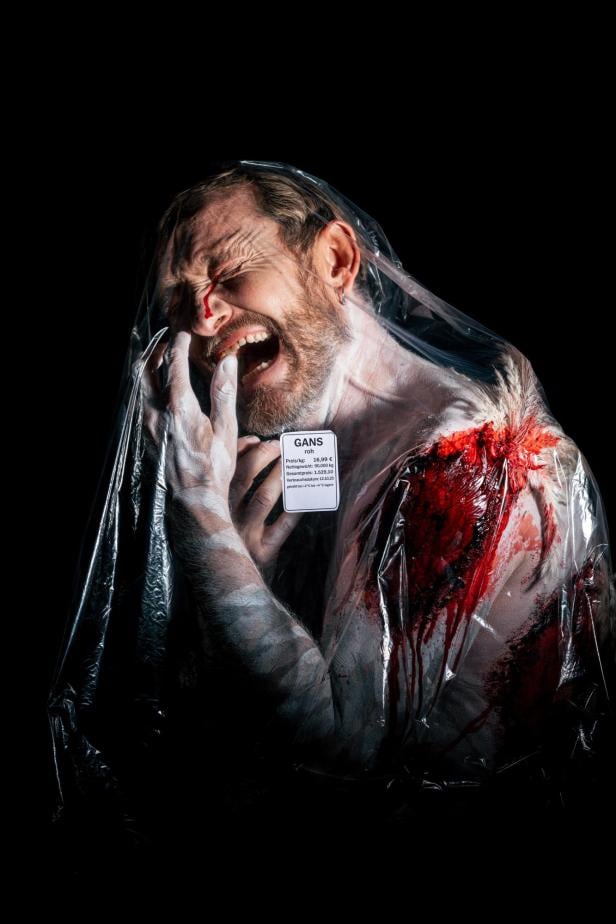 Franz Josef Baur in Plastikfolie