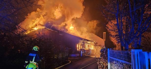 Nach dem Eintreffen wurden umfangreiche Löschmaßnahmen gestartet.