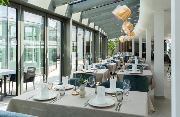 Ein schickes Restaurant von innen; mit einer großen Fensterfront