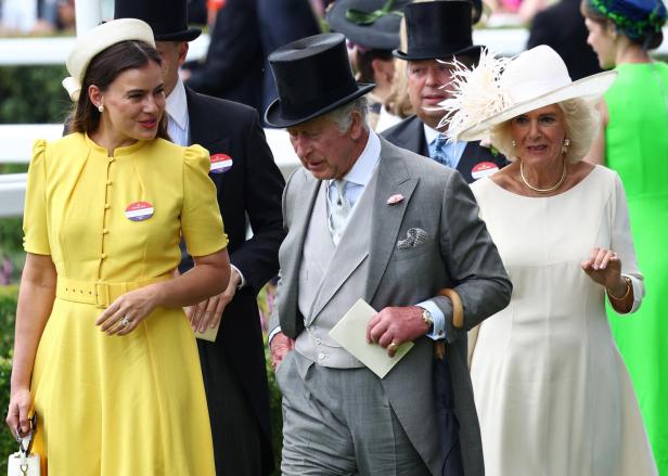 König Charles III. und Königin Camilla, elegant gekleidet, in Begleitung von Sophie Winkelman in Gelb.