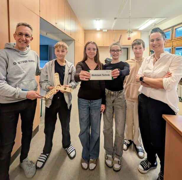 Direktor Andreas Mühlhofer und Michaela List-Ebner mit Schülerinnen und Schülern der Mittelschule Wiesmath