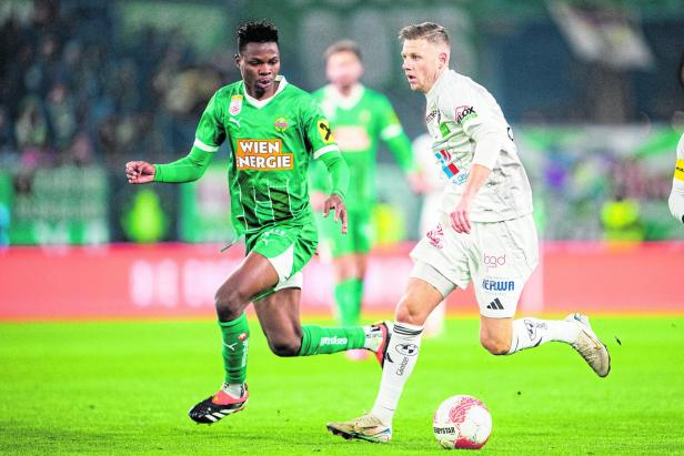 Maximilian Ullmann im WAC-Trikot im Duell mit seinem Ex-Klub Rapid