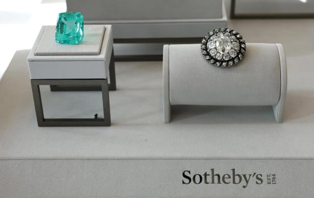 Ein grüner Edelstein und eine Diamantenbrosche werden bei Sotheby's ausgestellt.