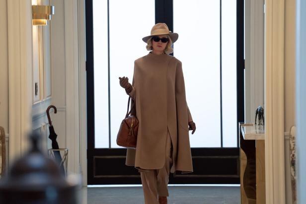 Immer stilbewusst und farblich abgestimmt: Naomi Watts mit beigem Cape, Hut, Handschuhen und brauner Lederhandtasche. 