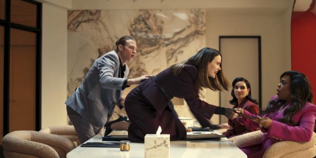 Sarah Paulson im eleganten Anzug hat in der Serie "All's Fair" eine hitzige Diskussion mit Niecy Nash