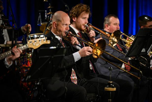 Eine Gruppe Musikanten spielt Trompete im Rahmen der Gerberhaus Weihnachtsgala.