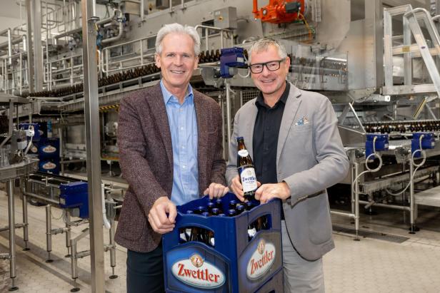 Karl Schwarz, Eigentümer der Privatbrauerei Zwettl (links) und Braumeister Heinz Wasner (re.) bei der Eröffnung der neuen Abfüllanlage in Zwettl.
