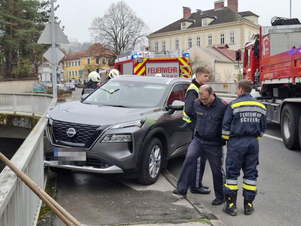 pkw krachte in Geländer