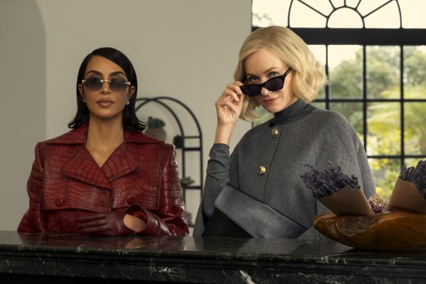 Kim Kardashian (l.) und Naomi Watts in „All’s Fair“.