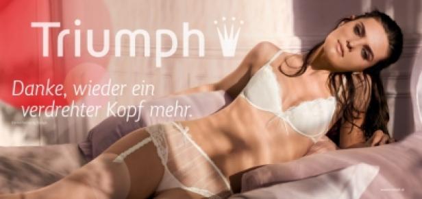 Triumph-Kampagne Pölleritzer/Eternal Feelings Eine Frau liegt in weißer Triumph-Dessouswäsche auf einem Bett.