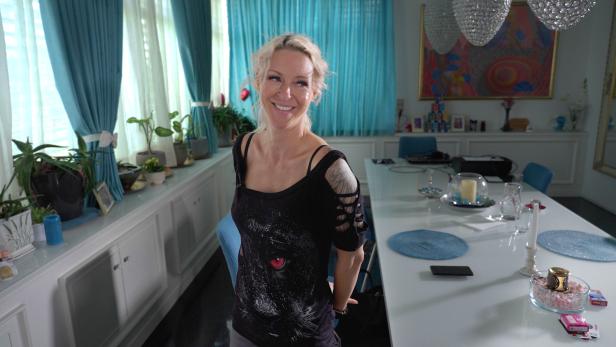 blonde Frau vor festtafel