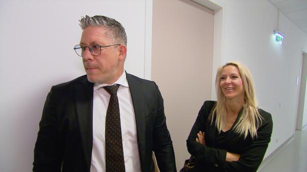 Frau mit Mann, der Anzug trägt