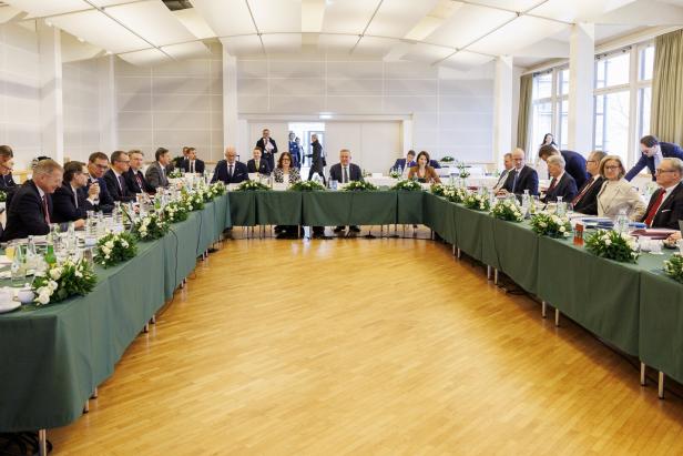 Ein vollbesetzter Tisch mit grünem Tischtuch