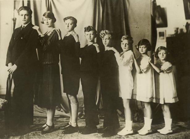 Die acht Kinder des Kaiserpaares Karl und Zita, nach Größe geordnet.